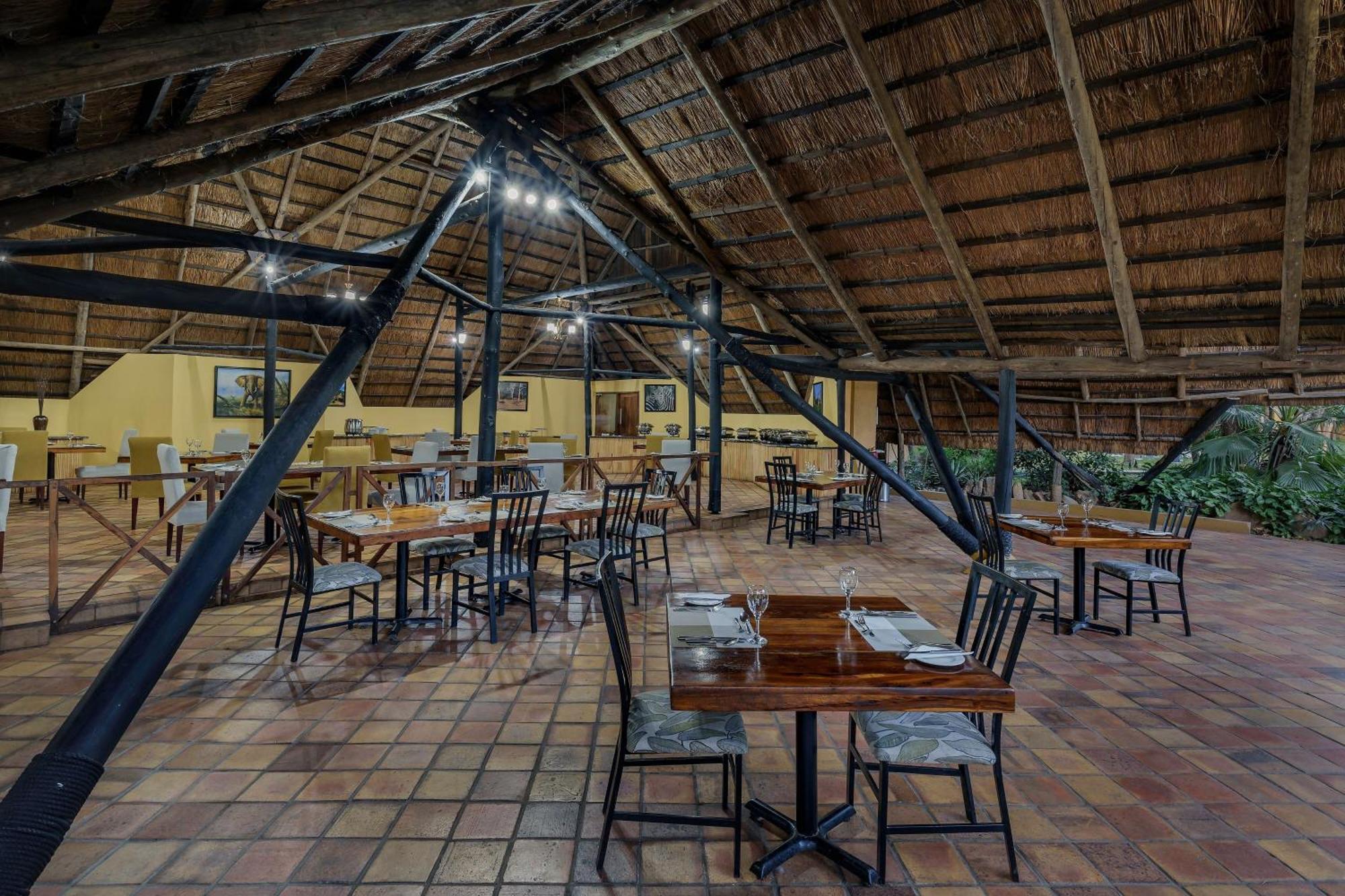 Protea Hotel By Marriott Lusaka Safari Lodge المظهر الخارجي الصورة
